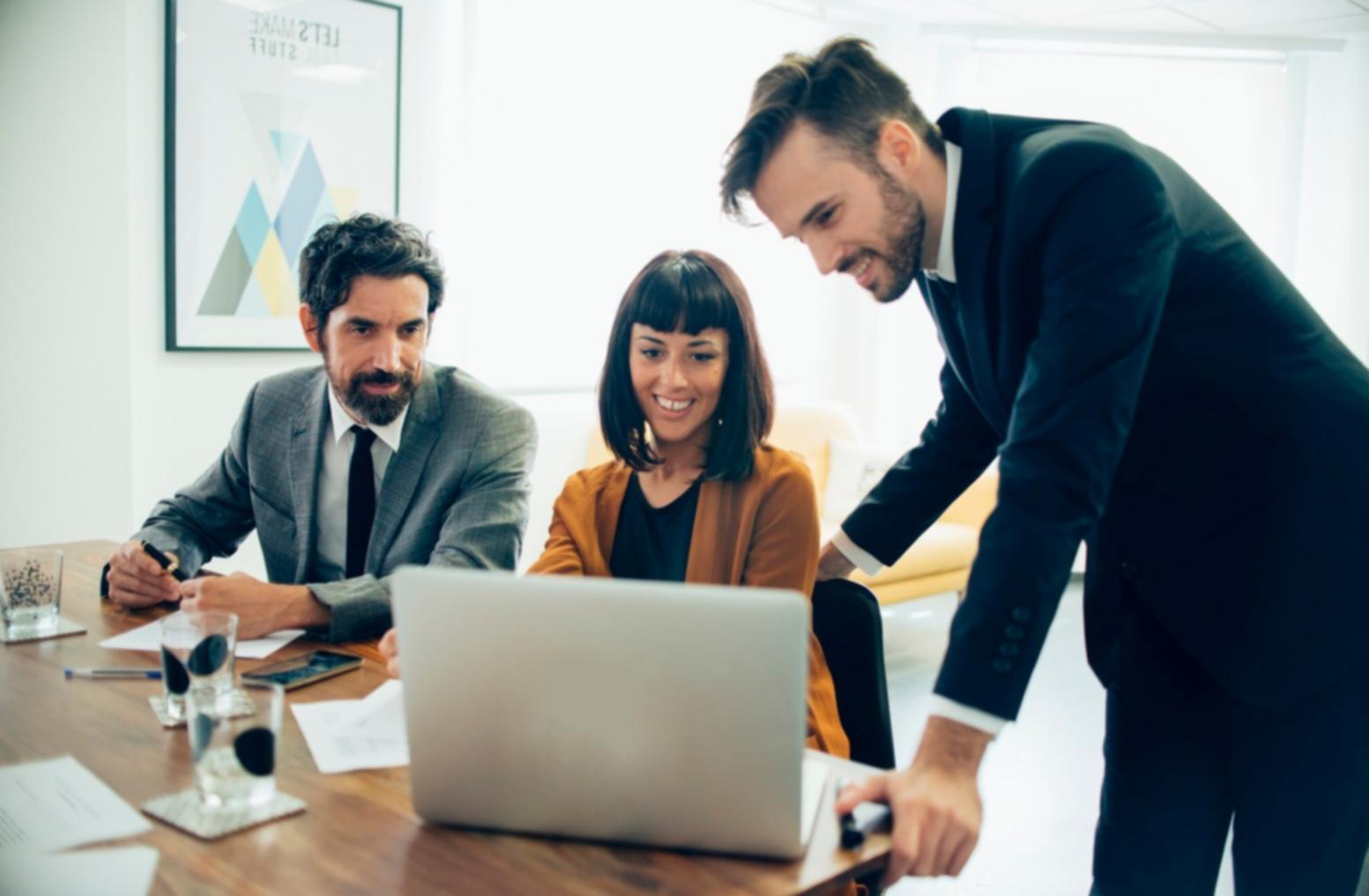 Geschäftsunterlagen und Finanzplanung im Büro